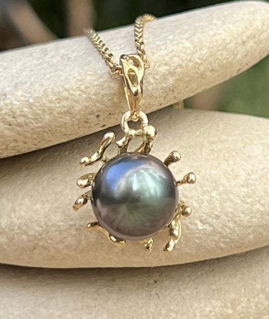 Bijou en perle de Tahiti aux reflets rares et lustre exceptionnel. Certificat d’authenticité et livraison sécurisée – Poemotu.