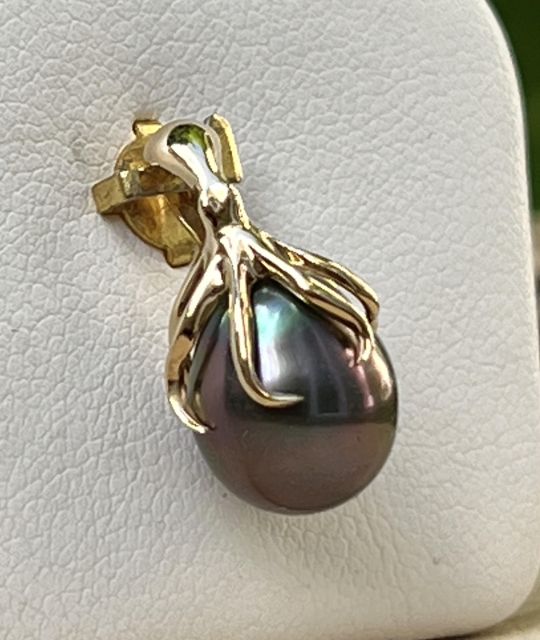 Bijou en perle de Tahiti aux reflets rares et lustre exceptionnel. Certificat d’authenticité et livraison sécurisée – Poemotu.