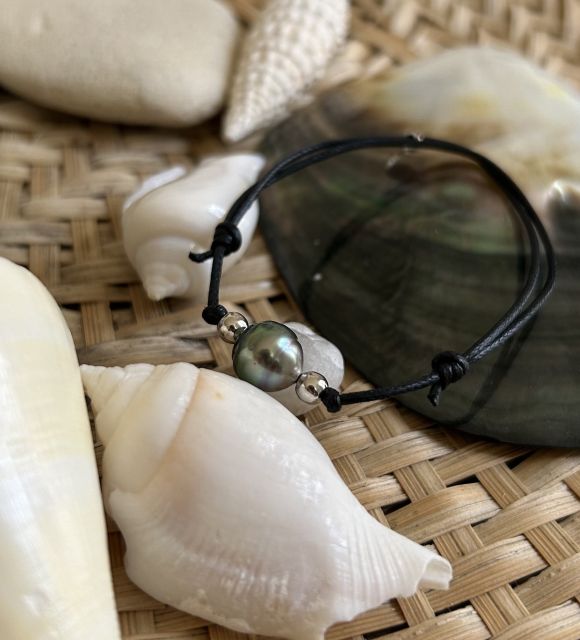 Adoptez cet adorable bracelet coton et sa véritable perle de culture de Tahiti de couleur peacock très beau lustre - certificat GIA - Fête des Mères
