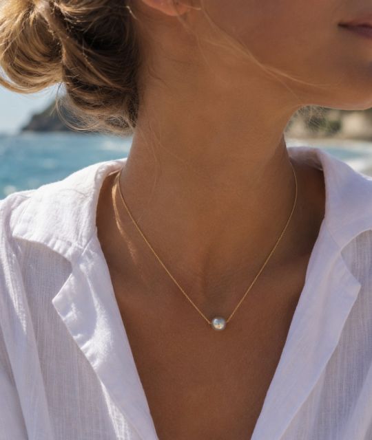 Collier en or 18 carats sublimé par une véritable perle grise de Tahiti de 9 à 10 mm. Élégance intemporelle, lustre exceptionnel et authenticité polynésienne