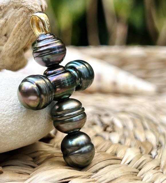 Découvrez la croix en pendentif réalisée en perles de Tahiti - couleurs peacock sélection - certifiée et garanti - livraison sécurisée gratuite