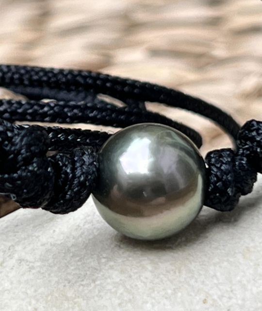 Bijou en perle de Tahiti aux reflets rares et lustre exceptionnel. Certificat d’authenticité et livraison sécurisée – Poemotu.