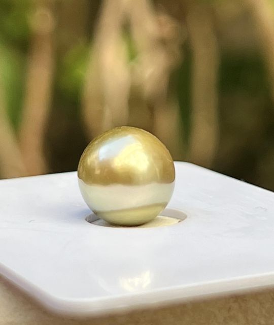 Une perle de culture de Tahiti baroque, de 9,70 mm, au lustre éclatant et à la couleur gold d’une rare intensité