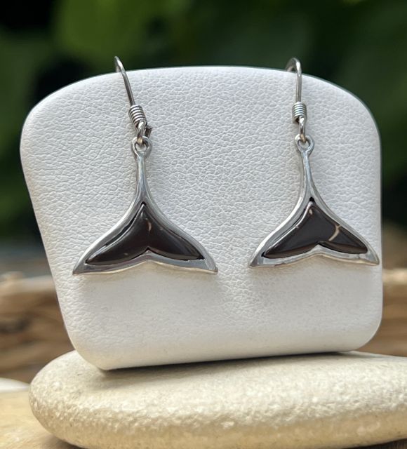 Manta ray earrings in rhodium-plated silver, inspired by the lagoons of the Pacific and the appreciation of the natural riches of the islands. An elegant and committed piece of jewellery