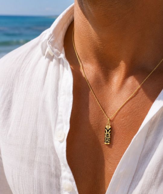 Pendentif Tiki “Force” en or 9 carats et onyx noir naturel. Bijou polynésien symbole de force, protection et mana.