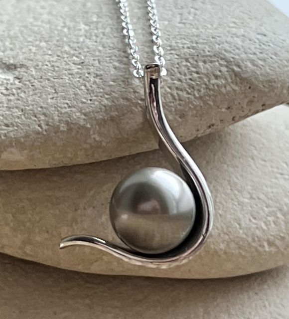 Très beau pendentif en argent orrné d'une perle de Tahiti grise de 9,18mm de diamètre, rappelant les vagues de Teahupoo - certifié et garanti