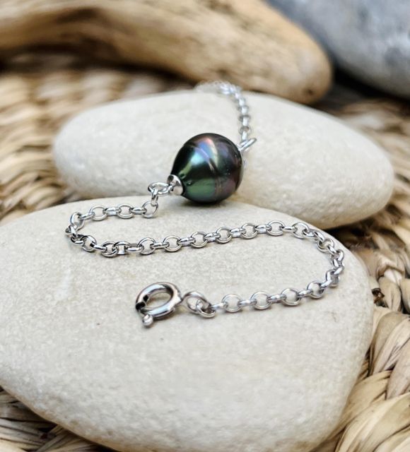 Découvrez la véritable perle de Tahiti de forme semi-baroque et de couleur aubergine au lustre éclatant de ce bracelet - pièce unique