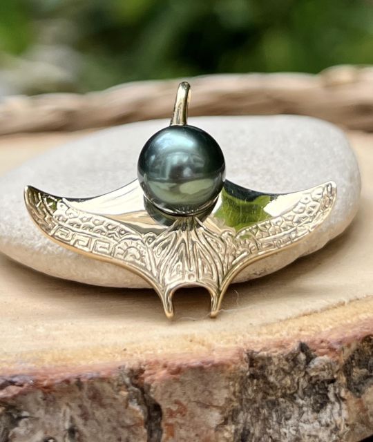 Bijou en perle de Tahiti aux reflets rares et lustre exceptionnel. Certificat d’authenticité et livraison sécurisée – Poemotu.