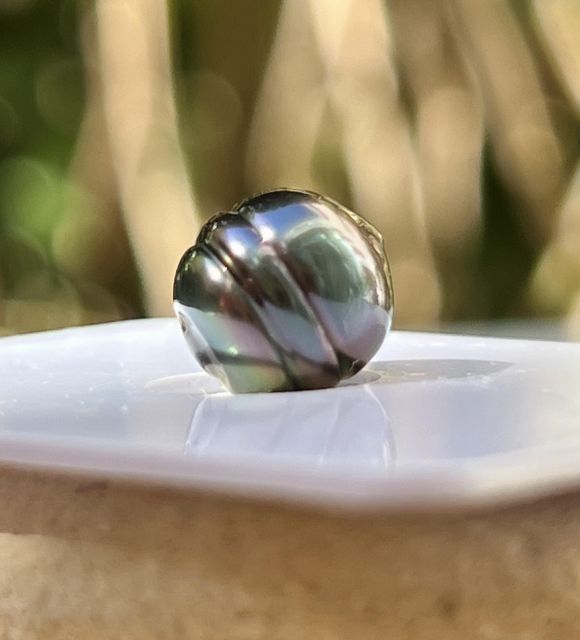 Bijou en perle de Tahiti aux reflets rares et lustre exceptionnel. Certificat d’authenticité et livraison sécurisée – Poemotu.