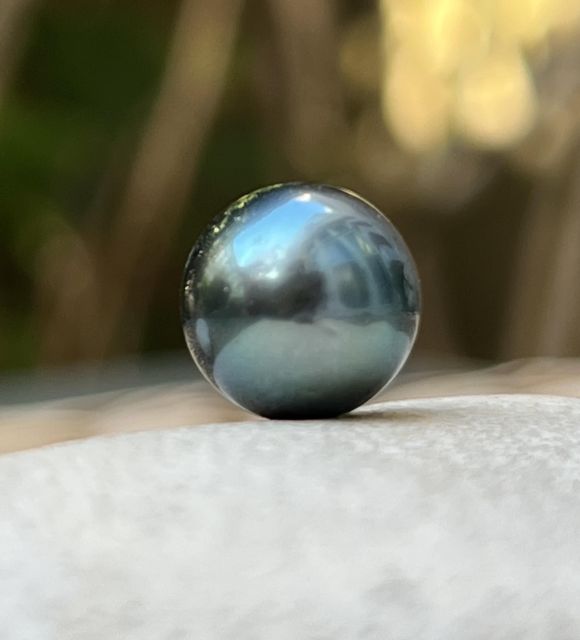 Bijou en perle de Tahiti aux reflets rares et lustre exceptionnel. Certificat d’authenticité et livraison sécurisée – Poemotu.