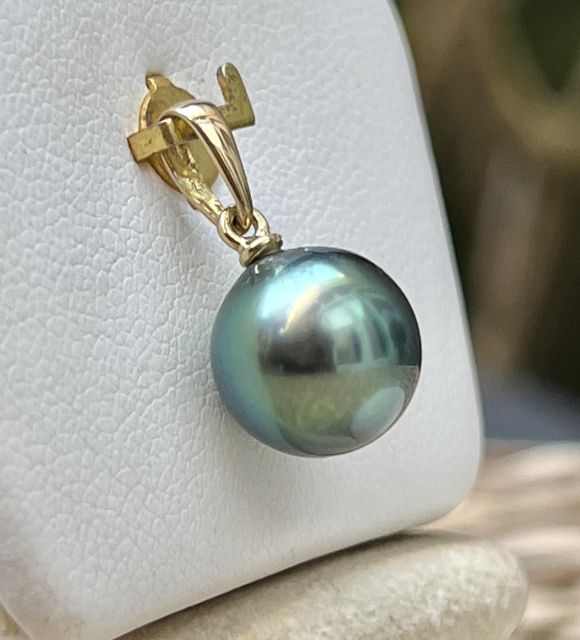 Pendentif en or jaune 18 carats orné d’une perle de Tahiti ronde de 9,84 mm, qualité AAA, couleur vert intense avec une pointe de rose et lustre excellent.