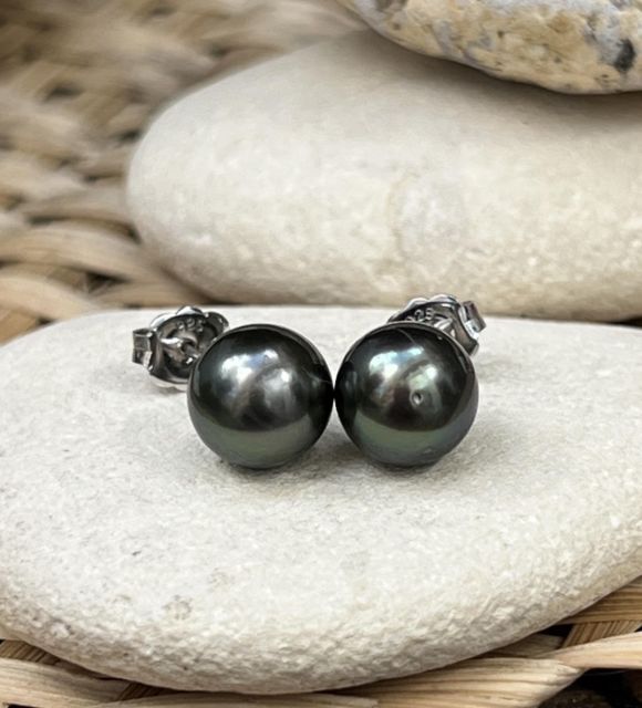 Envoûtantes perles de Tahiti vertes montées sur des boucles d'oreilles type "clous" en argent 925/00 rhodié - fabriquées à la main dans notre atelier en France
