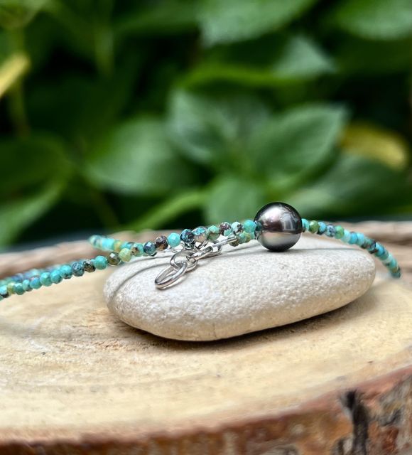 En tahitien, “Vāhina” signifie “femme” ou “présence féminine”. Ce collier rend hommage à la force douce et vibrante qui relie la terre et l’océan.