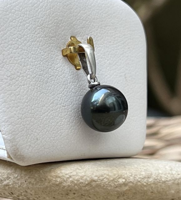 Bijou en perle de Tahiti aux reflets rares et lustre exceptionnel. Certificat d’authenticité et livraison sécurisée – Poemotu.