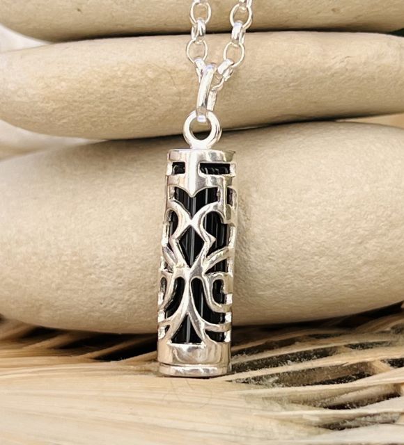 Le symbole de la force est représenté dans ce pendentif en argent en forme de Tiki Tahitien
