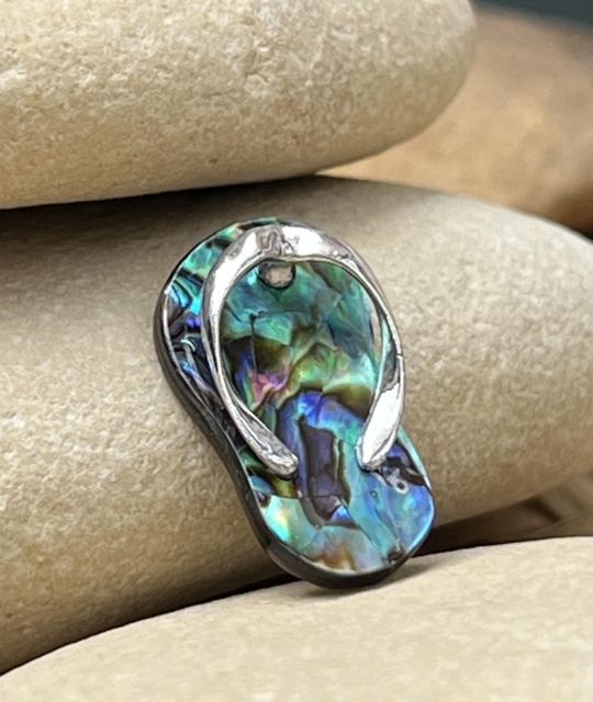 Elegante Mischung aus Tradition und Exotik, die das Wesen der maritimen Kultur einfängt, zeigt der Savate-Anhänger Ihre Liebe zu den Inseln - kostenloser Versand