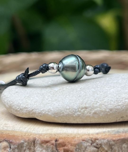 Un bracelet de perle de culture pour celles et ceux qui recherchent la surprise d’une teinte, plutôt que la perfection d’un contour.