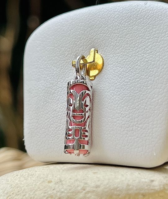 Inspiré des traditions ancestrales, ce bijou talisman allie force spirituelle et douceur du cœur.