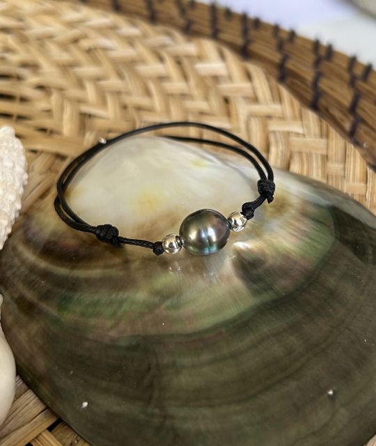 Adoptez cet adorable bracelet coton et sa véritable perle de culture de Tahiti de couleur peacock au très beau lustre - certificat GIA - Fête des Mères