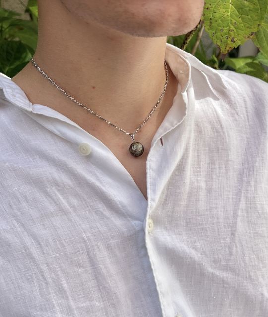 Perfekte Balance zwischen Geheimnis und innerer Stärke, dieser rhodinierte Silberanhänger verkörpert die stille Kraft derjenigen, die zwischen dem 24. Oktober und dem 22. November geboren sind.