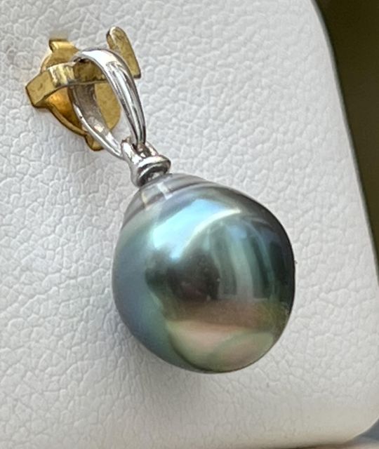 Bijou en perle de Tahiti aux reflets rares et lustre exceptionnel. Certificat d’authenticité et livraison sécurisée – Poemotu.