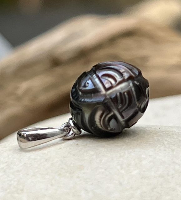 Magnifique perle noire de Tahiti avec une gravure marquisienne montée sur un pendentif en argent dans notre atelier de Nantes - certificat GIA - livraison offerte