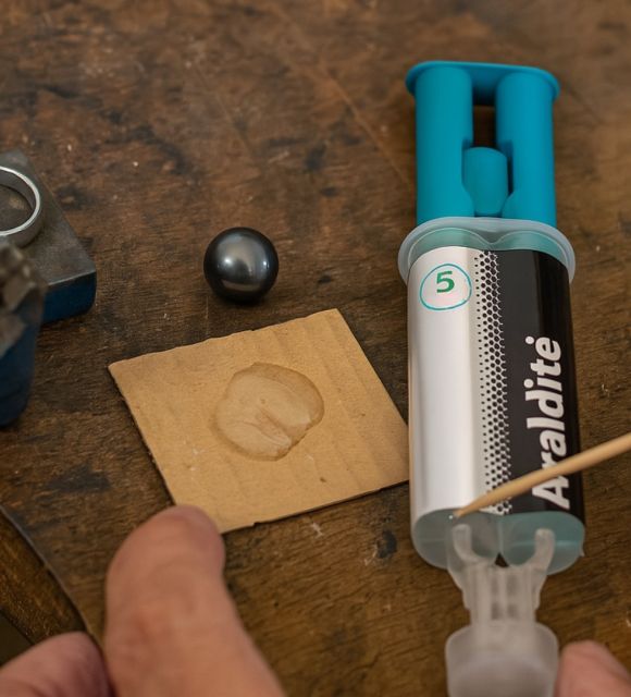 الغراء Araldite Cristal مناسب تمامًا لتأمين لآلئك على أي نوع من المجوهرات - يستخدم من قبل Poemotu لتثبيت لآلئنا