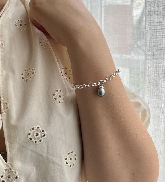 Un bijou authentique et poétique, qui fait voyager votre poignet au rythme des vagues polynésiennes.