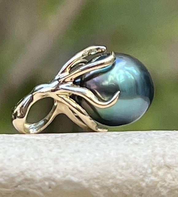 In 18-carat yellow gold, the octopus embraces a 9 mm baroque pearl, featuring a cobalt blue hue and excellent lustre - free delivery within the European Union