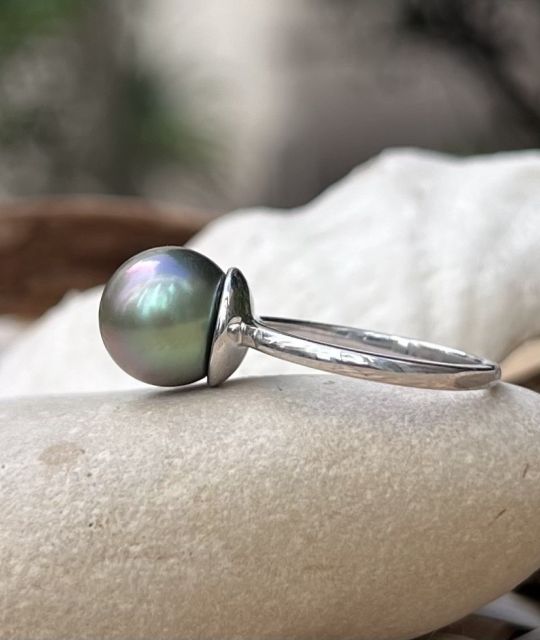 Fügen Sie Ihrer Schmuckschatulle ein einzigartiges Stück hinzu mit dieser Tahiti-Zuchtperle in den Nuancen 