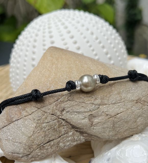 Bijou en perle de Tahiti aux reflets rares et lustre exceptionnel. Certificat d’authenticité et livraison sécurisée – Poemotu.