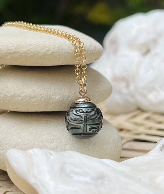 Découvrez cette vraie perle de Tahiti gravée exceptionnelle - collier de 60cm - certificat d'authenticité de la perle de Polynésie française - livraison offerte
