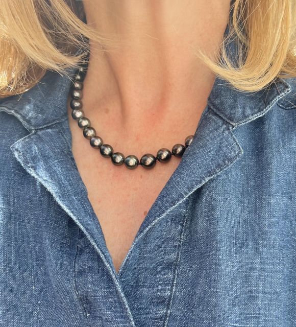 全長45cmのネックレスは、18カラットのゴールドクラスプで仕上げられ、本物の美しさを認識する方に向けて特別価格で提供されています。