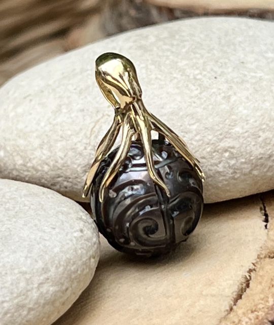 Bijou en perle de Tahiti aux reflets rares et lustre exceptionnel. Certificat d’authenticité et livraison sécurisée – Poemotu.