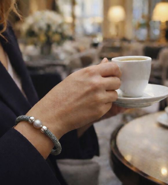 Bijou en perle de Tahiti aux reflets rares et lustre exceptionnel. Certificat d’authenticité et livraison sécurisée – Poemotu.