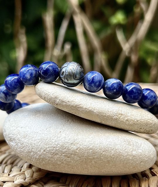 Au cœur du bracelet homme, une perle de Tahiti aux nuances grise et verte semble garder le secret des récifs, entre lumière changeante et puissance intérieure.
