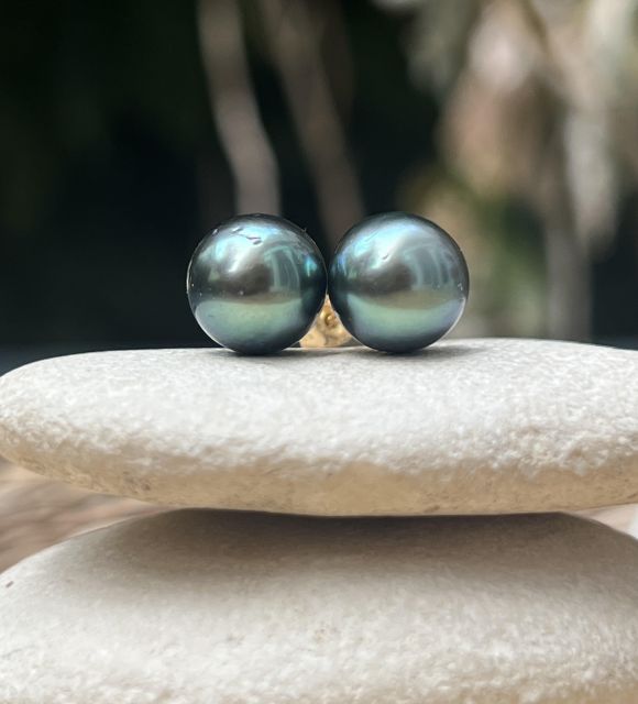 Découvrez les clous d'oreilles Tiareva en or 18 carats ornés de deux perles de Tahiti ovales vert pistache de 9.77 mm, qualité AA. Photos contractuelles et certificat Poemotu