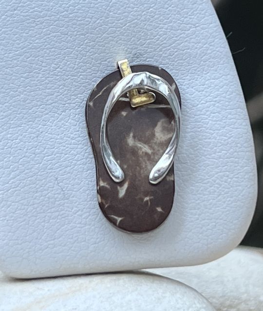 Elegante Mischung aus Tradition und Exotik, der Savate-Anhänger zeigt Ihre Liebe zu den Inseln - kostenloser Versand