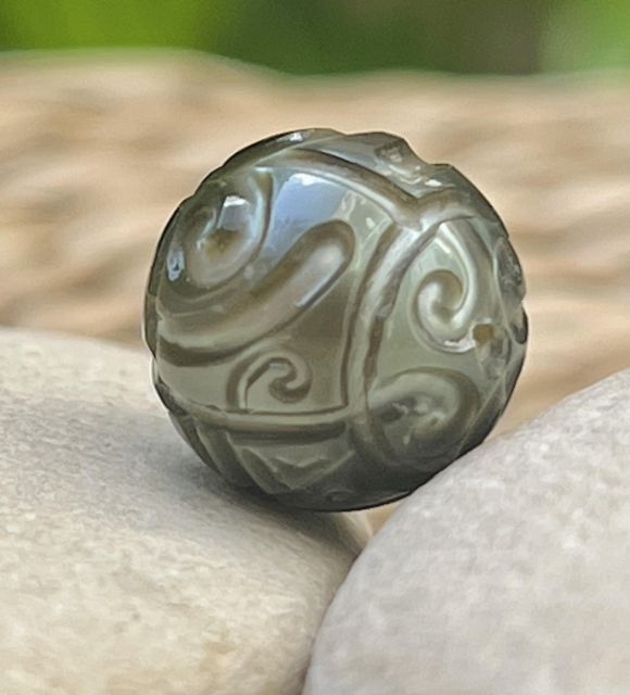 Bijou en perle de Tahiti aux reflets rares et lustre exceptionnel. Certificat d’authenticité et livraison sécurisée – Poemotu.