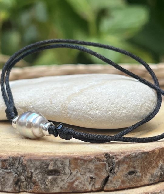 Adoptez cet adorable bracelet coton et sa véritable perle de culture de Tahiti de couleur blanche au lustre excellent - certificat GIA -