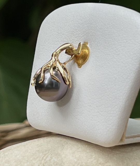 Bijou en perle de Tahiti aux reflets rares et lustre exceptionnel. Certificat d’authenticité et livraison sécurisée – Poemotu.