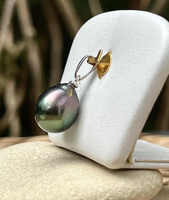 Hina-Roa Anhänger aus rhodiniertem 925er Silber, der eine 10,83 mm Tahiti-Zuchtperle im Tropfenschliff in AA+ Qualität zur Geltung bringt. Sein