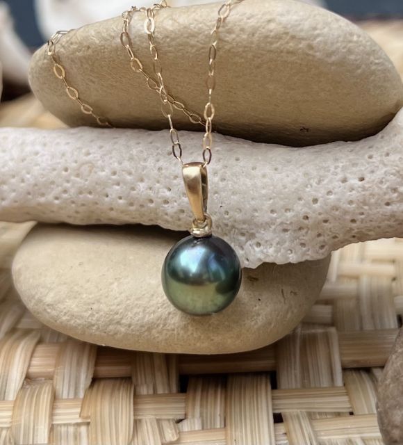 Découvrez notre collier mauruuru, une véritable perle de Tahiti au lustre éclatant de 9/10mm - Collier en or 18 carats - Perle des Gambier - livraison offerte