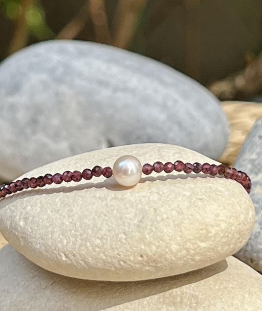 Armband aus Tahiti-Perlen auf stabilem Gummiband - echte Perlen aus den Lagunen Französisch-Polynesiens - gefertigt in unserer Werkstatt in Nantes