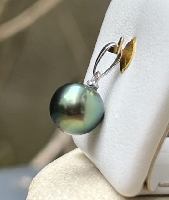 Mit einem Durchmesser von 10,22 mm und einem ausgezeichneten Glanz strahlt diese Perle der Qualität AAA mit einer außergewöhnlichen Leuchtkraft - gefertigt in unserer Werkstatt in Nantes.