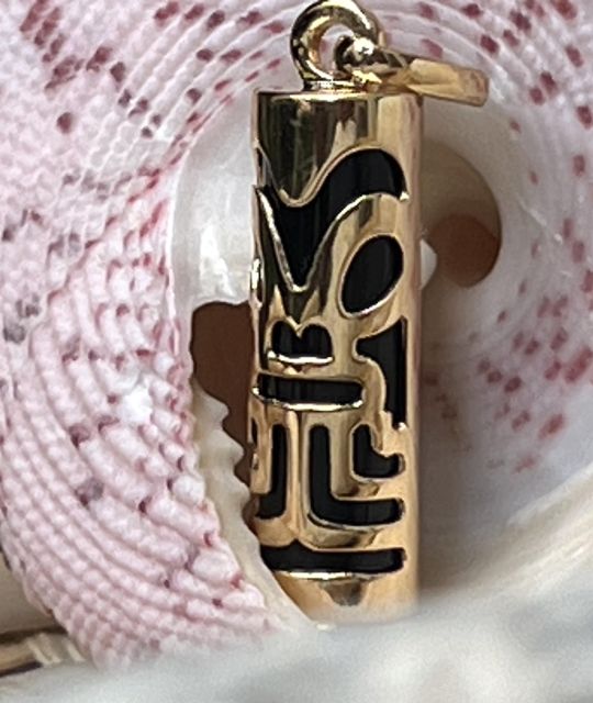 Das Symbol des Glücks verkörpert sich in diesem Tahitianischen Tiki-Anhänger aus Gelbgold und schwarzem Onyx - französische Kreation - kostenlose, sichere Lieferung.