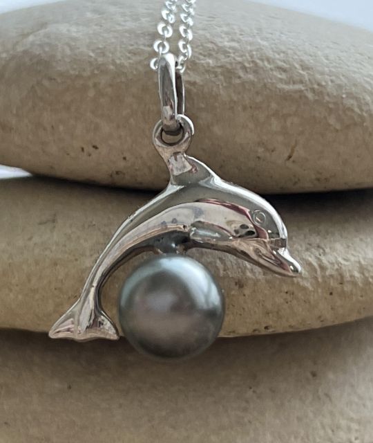 Symbole de l'océan, pendentif dauphin en argent orné d'une perle de Tahiti de 7.60mm de diamètre - certificat GIA - garantie - livraison sécurisée offerte