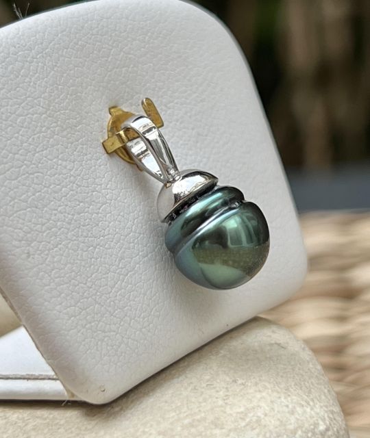 Bijou en perle de Tahiti aux reflets rares et lustre exceptionnel. Certificat d’authenticité et livraison sécurisée – Poemotu