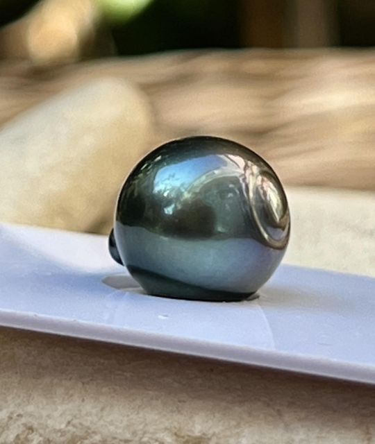 Ideal, um als Anhänger montiert oder eine Sammlung bereichert zu werden, verkörpert diese Tahiti-Perle die Authentizität und Einzigartigkeit der tahitianischen Lagunen.