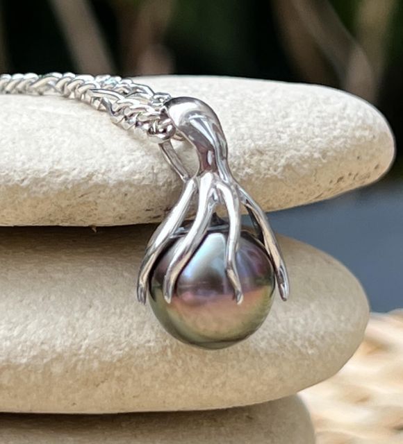 Pendentif en argent en forme de pieuvre, les tentacules entourent et retiennent une perle de Tahiti véritable - certifié et garanti - livraison gratuite sécurisée